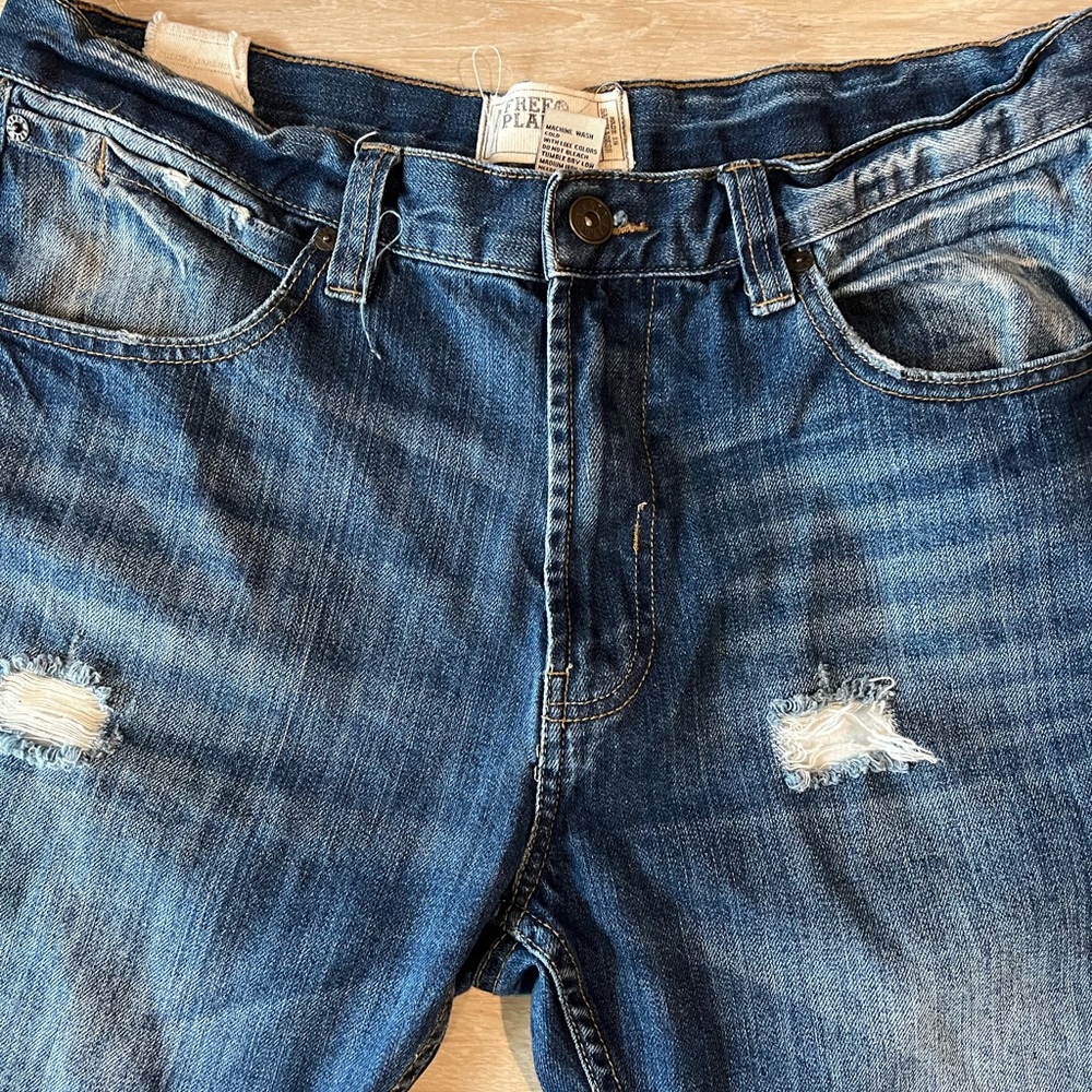 Men’s Free Planet Distressed Jeans - Picture 3 of 6